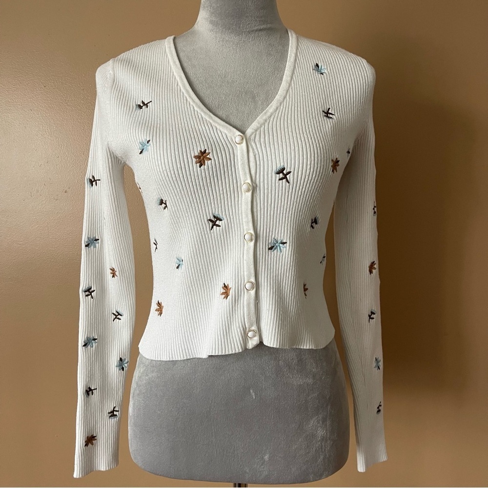 Willow & Wind Ribbed V-Neck Button-Up Cardigan with Embroidered Floral Medium